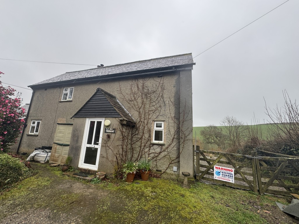 Lot: 45419 - TO BE OFFERED IN OUR 7TH MAY AUCTION - DETACHED FARMHOUSE ON A GOOD SIZED PLOT FOR IMPROVEMENT - Front of the property